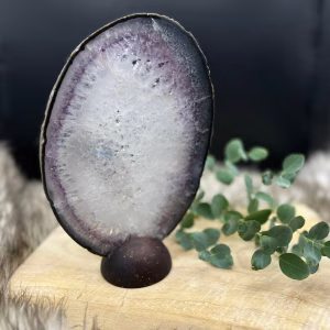 Agaatschijf met Amethist - Een prachtige agaatschijf met amethist voor aarding, kalmering en spirituele bescherming. Agaatschijf met Amethist - Een decoratief object in de kleur aarde en paars