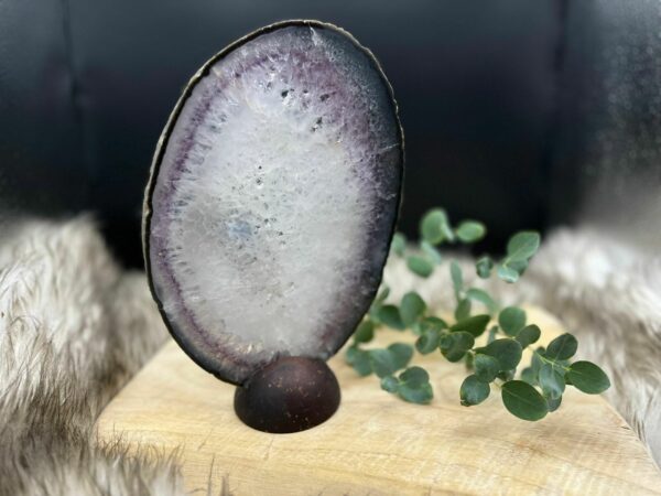 Agaatschijf met Amethist - Een prachtige agaatschijf met amethist voor aarding, kalmering en spirituele bescherming. Agaatschijf met Amethist - Een decoratief object in de kleur aarde en paars