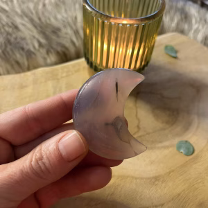 Agaat Maan no.3 edelsteen in close-up – spirituele betekenis en werking, Hand houdt een Agaat Maan vast onder maanlicht, Een Agaat Maan reinigen met water en edelstenen, Agaat maan, Agaat Maantje