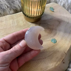 Agaat maan edelsteen in close-up – spirituele betekenis en werking, Hand houdt een agaat maan vast onder maanlicht, Een agaat maan reinigen met water en edelstenen, Agaat Maan in hand, Agaat Maantje in hand