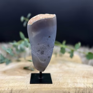 Agaatsteen op voet in een modern interieur als decoratieve eyecatcher, Dichtbij uitzicht van een agaat op standaard in natuurlijke kleuren, Agaatsteen op voet geplaatst op een houten tafel in een minimalistisch interieur, Agaat steen op standaard in verschillende patronen en kleuren, Agaat op standaard met prachtiger glinstering, Uitgelichte Collectie, Uitgelichte collectie, Welkom Bij Natuursteentje