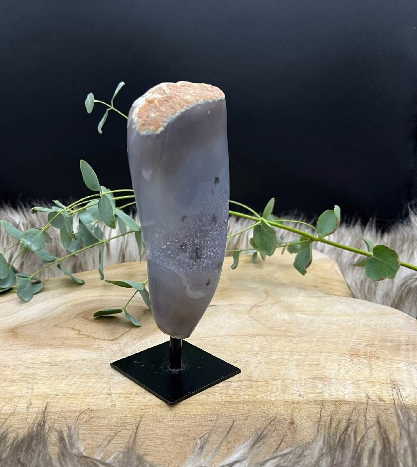 Agaatsteen op voet in een modern interieur als decoratieve eyecatcher, Dichtbij uitzicht van een agaat op standaard in natuurlijke kleuren, Agaatsteen op voet geplaatst op een houten tafel in een minimalistisch interieur, Agaat steen op standaard in verschillende patronen en kleuren, Agaat op standaard met prachtiger glinstering, Uitgelichte Collectie, Uitgelichte collectie, Welkom Bij Natuursteentje