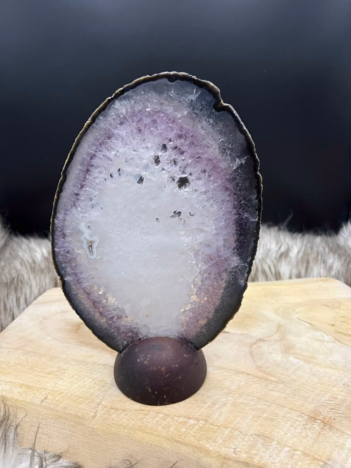 Agaatschijf met Amethist - Een prachtige agaatschijf met amethist voor aarding, kalmering en spirituele bescherming. Agaatschijf met Amethist - Een decoratief object in de kleur aarde en paars