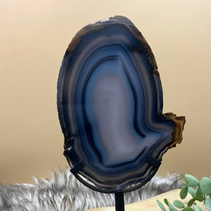 Prachtige agaatschijf op standaard als decoratie, Agaatschijf in verschillende kleuren en patronen, Reinig je agaatschijf met maanlicht en salie, Unieke agaatschijf als spirituele blikvanger, Agaatschijf diep blauw en wit