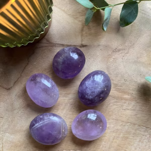 Werking Amethist zaksteen tegen stress en angst, kalmerende paarse edelsteen voor innerlijke rust bij Natuursteentje, spirituele werking Amethist voor intuïtie en meditatie, natuurlijke steen voor betere nachtrust en diepe slaap kopen, Amethist edelsteen uit Brazilië voor emotionele balans, handgeselecteerde Amethist zaksteen uit de webshop van Natuursteentje, Amethist, Amethist handsteen, Paars