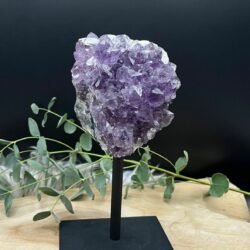 Amethist Cluster op Standaard met diepe paarse kristallen, Spirituele werking van Amethist: rust, bescherming en intuïtie, Hoe reinig en laad je een Amethist Cluster op Standaard op, Amethist op standaard, Uitgelichte Collectie, Uitgelichte collectie, Welkom Bij Natuursteentje