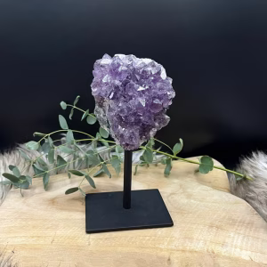 Amethist Cluster op Standaard met diepe paarse kristallen, Spirituele werking van Amethist: rust, bescherming en intuïtie, Hoe reinig en laad je een Amethist Cluster op Standaard op, Amethist op standaard, Uitgelichte Collectie, Uitgelichte collectie, Welkom Bij Natuursteentje