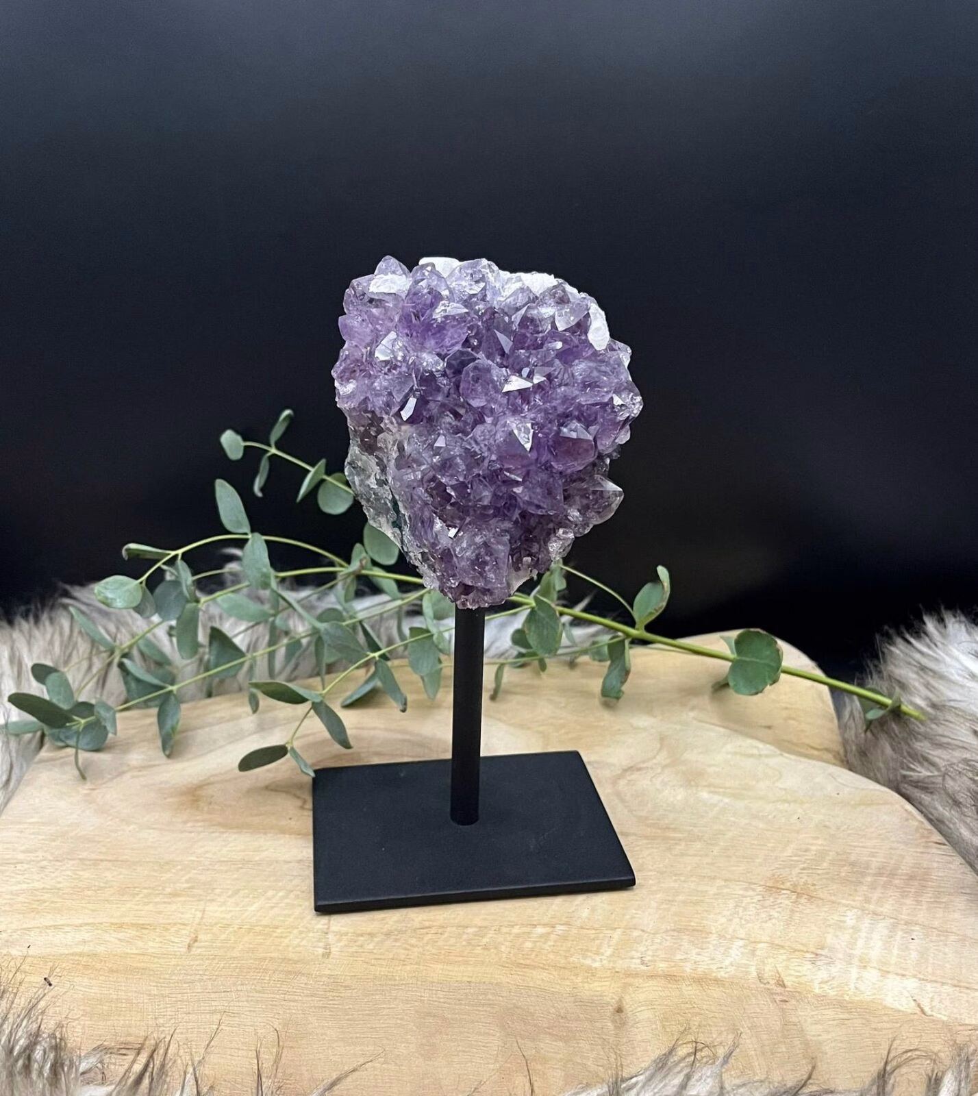 Amethist Cluster op Standaard met diepe paarse kristallen, Spirituele werking van Amethist: rust, bescherming en intuïtie, Hoe reinig en laad je een Amethist Cluster op Standaard op, Amethist op standaard, Uitgelichte Collectie, Uitgelichte collectie, Welkom Bij Natuursteentje