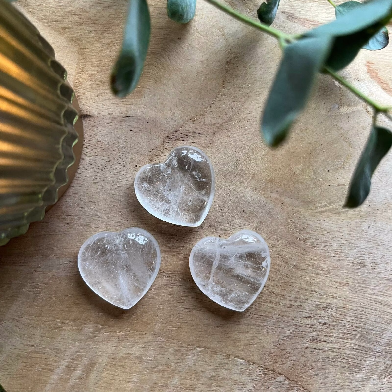Helder Bergkristal hartje met een glanzende afwerking, symbool van balans en zuiverheid, Bergkristal hartje op een houten ondergrond, straalt rust en positieve energie uit, Transparant Bergkristal hartje in een handpalm, perfect als betekenisvol cadeau, Edelsteen hart van bergkristal