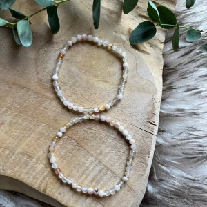 Bloemagaat armband – roze en witte edelsteenarmband, Bloemagaat armband kopen – kalmerende edelsteen sieraden, Bloemagaat werking – zachte kalmerende eigenschappen van deze armband, Bloemagaat kogelarmband - stijlvol