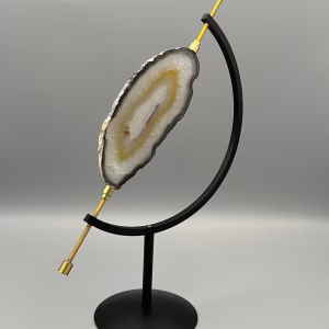 Metalen boog standaard voor agaatschij, Metalen boog standaard met agaatschijf in rustige setting, Metalen boog standaard om agaatschijf in te klemmen in de kleur zwart met goud, Agaat Schijfhouder zwart, Standaard voor Agaat, Agaat Schijfhouder zwart en agaatschijf