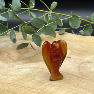 Carneool engel - een oranje tot roodbruine edelsteen die bekend staat om zijn energieke en opbeurende eigenschappen, Carneool Engel, Engel, Carneool Engel - Symbool