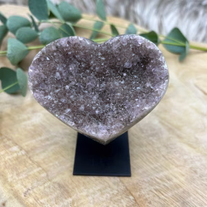 Galaxy Amethist Hart met fonkelende insluitsels en diepe paarse kleur, Spirituele werking van Galaxy Amethist: intuïtie, rust en bescherming, Amethist Hart Ruw op standaard, Uitgelichte Collectie, Uitgelichte collectie, Welkom Bij Natuursteentje
