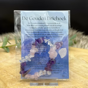 Gouden driehoek splitarmband – elastische edelsteen armband met Amethist, Rozenkwarts en Bergkristal, Gouden driehoek armband kopen – spiritueel sieraad in een zakje met uitlegkaart, Gouden driehoek splitarmband close-up met natuurlijke edelstenen, Gouden driehoek armband in een rustgevende setting