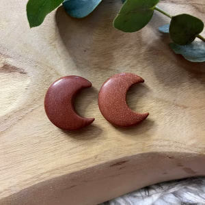 Goudsteen Maantje - Sprankelend goudsteen maantje. Goudsteen Maantje - een krachtige talisman voor motivatie, Goudsteen Maantje in de vorm van een maan, Goudsteen maantje dat de energie van de maan combineert met positieve energie en balans.