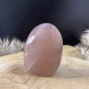 Rozenkwarts freeform met natuurlijke roze tinten, Gepolijste rozenkwarts freeform – een uniek edelsteen decoratiestuk, Rozenkwarts freeform op tafel – een bron van liefde en harmonie, Rozenkwarts decoratieve freeform