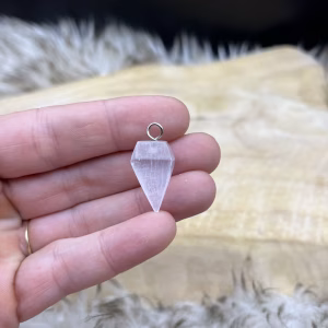 Seleniet hanger in de vorm van een pendel, Seleniet hanger pendel voor aan een ketting, Seleniet pendel hanger, Seleniet met maanachtige glinstering