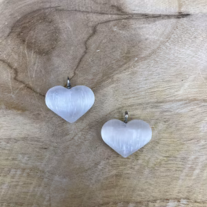 Seleniet hart hanger in rustige omgeving, Seleniet hanger in de vorm van een hart voor aan een ketting, Seleniet hart met maan achtige glinstering