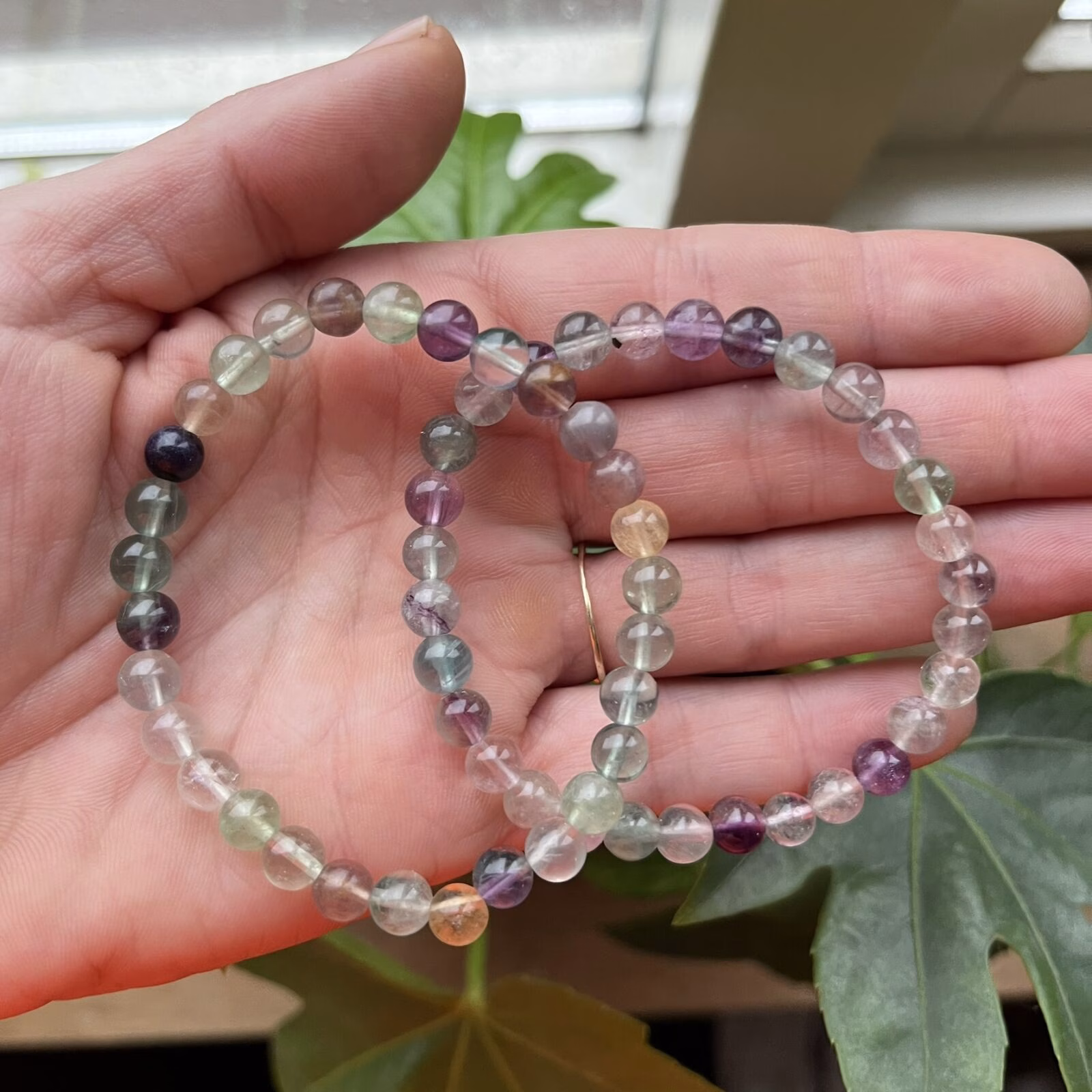 Fluoriet armband – elastische armband met natuurlijke edelstenen, Regenboog fluoriet werking – betekenis en gebruik van deze spirituele armband, Kristallen armband met groene, paarse en blauwe fluoriet steentjes, Fluoriet kogelarmband