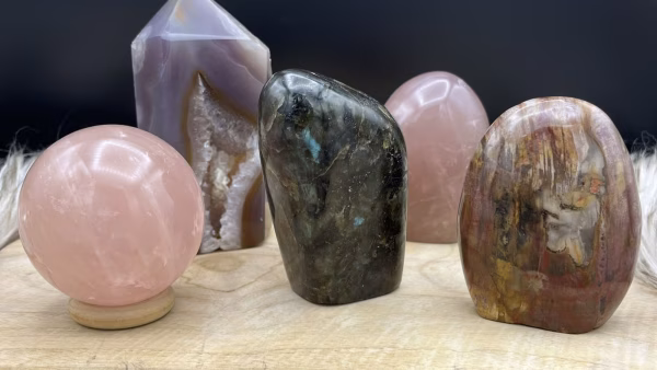 edelsteentherapie,Geslepen edelstenen en mineralen, Geslepen edelstenen in freeform, Rozenkwarts freeform, Labradoriet freeform, Versteend hout sculptuur, Rozenkwarts bol, edelsteentherapie en de werking van edelstenen