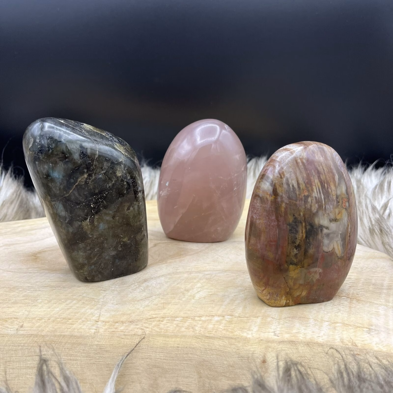 Edelsteen sculptuur en freeform, Edelsteen labradoriet freeform, Rozenkwarts edelsteen freeform - mooi geslepen in een vrijevorm, versteend hout als decoratief object in een vrijevorm geslepen