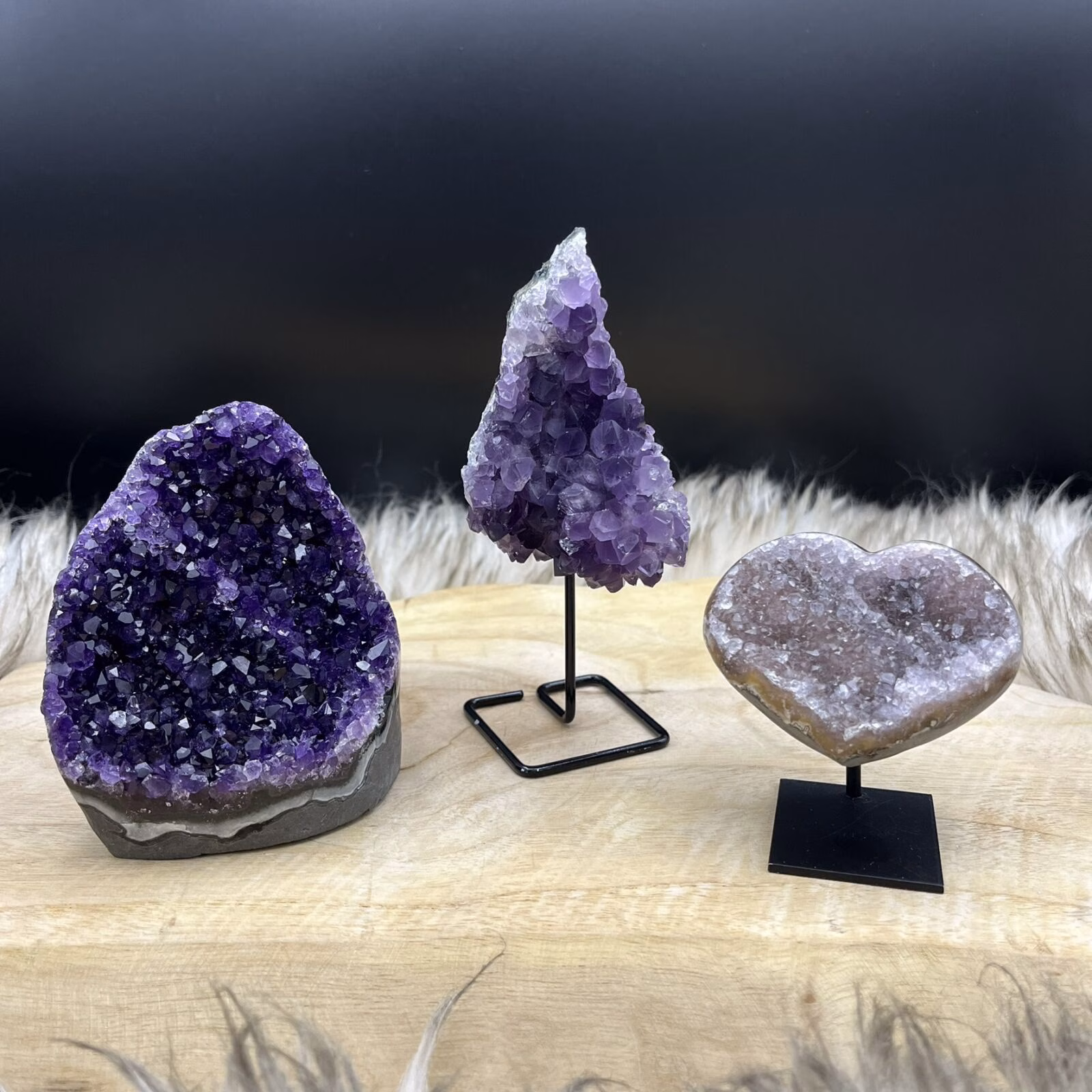 Amethist, Ruwe mineralen in een rustige omgeving, amethist in hartvorm, amethist cluster op standaard, amethist geode diep paars, Amethist met prachtige glinstering