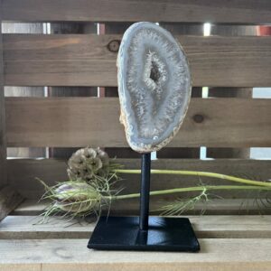 Agaat op standaard in houte kisten met bloem, Agaat op standaard in een modern interieur als decoratieve eyecatcher, Dichtbij uitzicht van een agaat op standaard in natuurlijke kleuren, Agaat op standaard geplaatst op een houten tafel in een minimalistisch interieur, Agaat steen op standaard in verschillende patronen en kleuren, Agaat op standaard met prachtiger glinstering, Uitgelichte Collectie, Uitgelichte collectie, Welkom Bij Natuursteentje