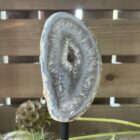 Agaat op standaard in houte kisten met bloem, Agaat op standaard in een modern interieur als decoratieve eyecatcher, Dichtbij uitzicht van een agaat op standaard in natuurlijke kleuren, Agaat op standaard geplaatst op een houten tafel in een minimalistisch interieur, Agaat steen op standaard in verschillende patronen en kleuren, Agaat op standaard met prachtiger glinstering, Uitgelichte Collectie, Uitgelichte collectie, Welkom Bij Natuursteentje