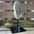 Agaat op standaard in houte kisten met bloem, Agaat op standaard in een modern interieur als decoratieve eyecatcher, Dichtbij uitzicht van een agaat op standaard in natuurlijke kleuren, Agaat op standaard geplaatst op een houten tafel in een minimalistisch interieur, Agaat steen op standaard in verschillende patronen en kleuren, Agaat op standaard met prachtiger glinstering, Uitgelichte Collectie, Uitgelichte collectie, Welkom Bij Natuursteentje