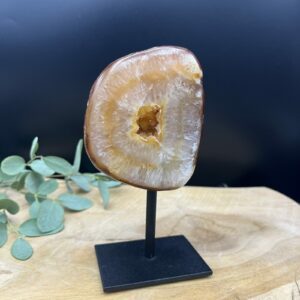 Agaat edelsteen op standaard met natuurlijke patronen, Unieke agaat steen op standaard als decoratie, Spirituele agaat op standaard voor meditatie en energie, gepolijste agaat steen op standaard voor balans in huis, Agaat edelsteen op standaard met rustgevende uitstraling