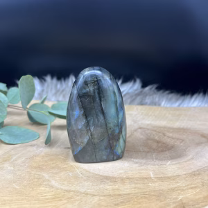 Labradoriet freeform met helderblauwe en gouden flash, Handgeslepen labradoriet sculptuur met betoverende glans, Labradoriet edelsteen freeform met kleurrijke iriserende flitsen, Mystieke labradoriet freeform die het licht vangt, Labradoriet kristal met diepe metallic glans en natuurlijke patronen, Labradoriet freeform met opvallend kleurenspel van groen en blauw