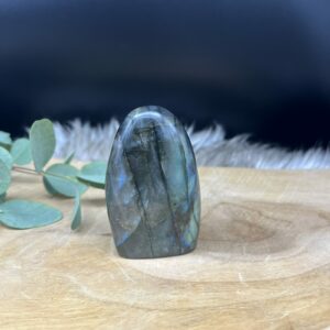 Labradoriet freeform met helderblauwe en gouden flash, Handgeslepen labradoriet sculptuur met betoverende glans, Labradoriet edelsteen freeform met kleurrijke iriserende flitsen, Mystieke labradoriet freeform die het licht vangt, Labradoriet kristal met diepe metallic glans en natuurlijke patronen, Labradoriet freeform met opvallend kleurenspel van groen en blauw