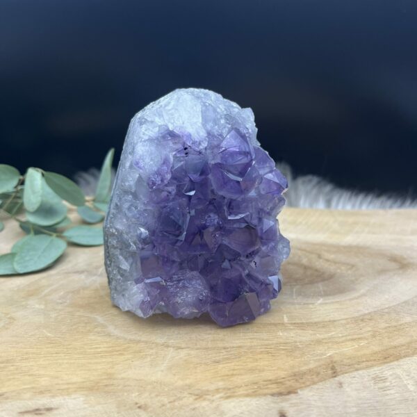 ruwe amethist cut base 585 gram diep paars, natuurlijke amethist steen met ruwe kristallen, krachtige amethist cut base van 8,5 cm hoog, ruwe amethist voor slaap meditatie en rust, unieke amethist steen uit Brazilië op vlakke onderkant
