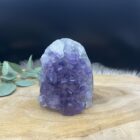 ruwe amethist cut base 585 gram diep paars, natuurlijke amethist steen met ruwe kristallen, krachtige amethist cut base van 8,5 cm hoog, ruwe amethist voor slaap meditatie en rust, unieke amethist steen uit Brazilië op vlakke onderkant