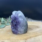 ruwe amethist cut base 585 gram diep paars, natuurlijke amethist steen met ruwe kristallen, krachtige amethist cut base van 8,5 cm hoog, ruwe amethist voor slaap meditatie en rust, unieke amethist steen uit Brazilië op vlakke onderkant