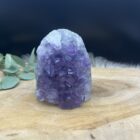ruwe amethist cut base 585 gram diep paars, natuurlijke amethist steen met ruwe kristallen, krachtige amethist cut base van 8,5 cm hoog, ruwe amethist voor slaap meditatie en rust, unieke amethist steen uit Brazilië op vlakke onderkant