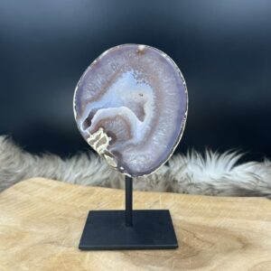 agaat op standaard 666 gram, edelsteen stabiliteit en balans, gelaagde agaat mineraal op voet, agaat voor interieur decoratie, agaat cluster 17 cm hoog, agaat Chalcedoon trigonaal, agaat edelsteen kopen, agaat steen voor emotionele rust.