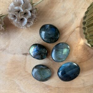 Labradoriet zaksteen Small met blauw kleurenspel voor bescherming, kleine gepolijste Labradoriet edelsteen tegen negatieve energie bij Natuursteentje, handgeselecteerde Labradoriet zaksteen Small voor hoogsensitieve mensen, spirituele Labradoriet Small passend bij sterrenbeeld Boogschutter, natuurlijke beschermsteen voor in de broekzak van Natuursteentje, compacte iriserende Labradoriet steen voor intuïtie en aura bescherming, Labradoriet trommelsteen Small met blauwe kleurflitsen voor bescherming, kleine gepolijste Labradoriet edelsteen tegen negatieve energie bij Natuursteentje, handgeselecteerde Labradoriet Small voor hoogsensitieve mensen, spirituele Labradoriet trommelsteen Small passend bij sterrenbeeld Schorpioen, natuurlijke beschermsteen voor in de broekzak van Natuursteentje, iriserende Labradoriet edelsteen Small voor intuïtie en aura bescherming.