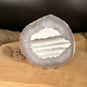 Gepolijste Agaatschijf No.1 van 224 gram met natuurlijke lijnen en kristalpatronen, 14 bij 14 cm groot.