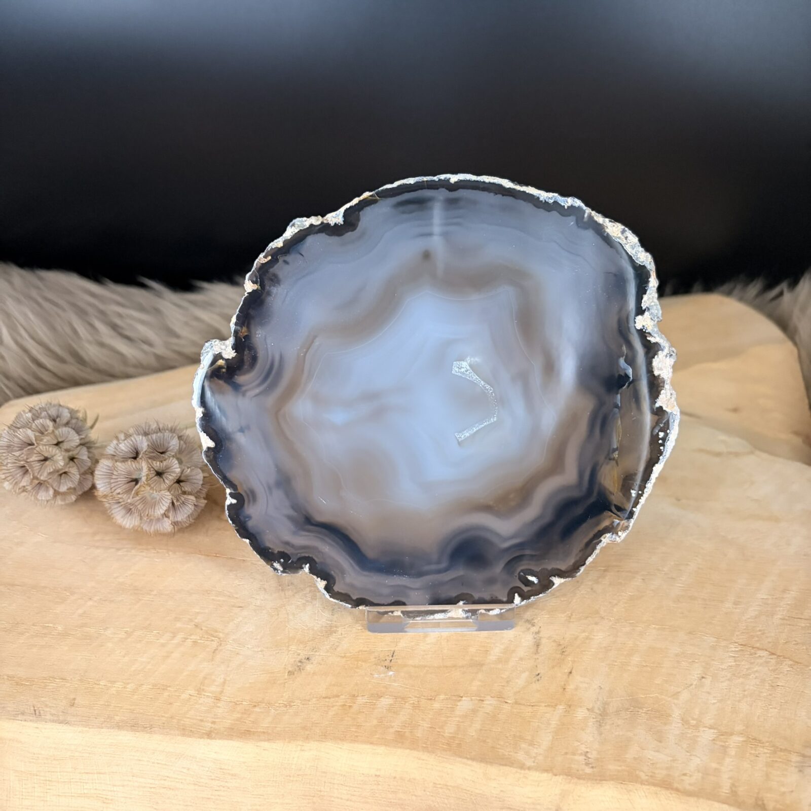 Natuurlijke Agaatschijf No.6 van 144 gram met unieke aardse kleurlagen en patronen, gepolijst oppervlak, afmeting 13 bij 12 centimeter.