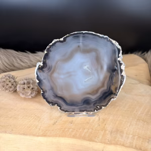 Natuurlijke Agaatschijf No.6 van 144 gram met unieke aardse kleurlagen en patronen, gepolijst oppervlak, afmeting 13 bij 12 centimeter.