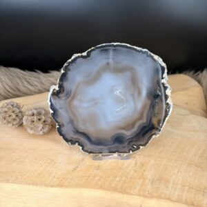 Natuurlijke Agaatschijf No.6 van 144 gram met unieke aardse kleurlagen en patronen, gepolijst oppervlak, afmeting 13 bij 12 centimeter.