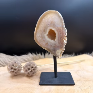 Agaat op zwarte standaard No.2 van 444 gram met zichtbare kleine kristallen en natuurlijke kleurlagen 15 cm hoog.