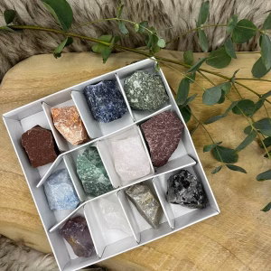 Mix Doos met 12 verschillende edelstenen, zorgvuldig geselecteerd voor helende en energetische eigenschappen, Assortiment van 12 edelstenen in een doos, perfect voor kristallenliefhebbers die hun collectie willen uitbreiden, Prachtige Mix Doos met 12 unieke edelstenen, een perfect cadeau voor wie geïnteresseerd is in de kracht van kristallen, Mix doos met 12 ruwe mineralen