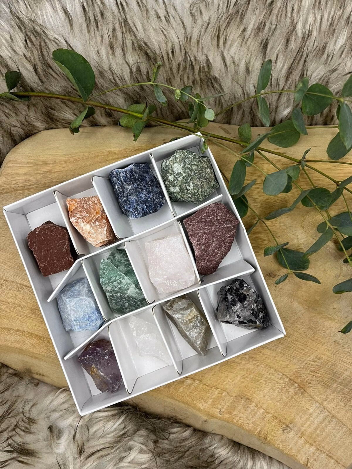 Mix Doos met 12 verschillende edelstenen, zorgvuldig geselecteerd voor helende en energetische eigenschappen, Assortiment van 12 edelstenen in een doos, perfect voor kristallenliefhebbers die hun collectie willen uitbreiden, Prachtige Mix Doos met 12 unieke edelstenen, een perfect cadeau voor wie geïnteresseerd is in de kracht van kristallen, Mix doos met 12 ruwe mineralen