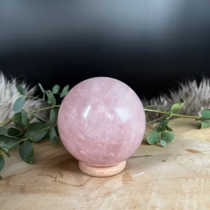 Rozenkwarts Bol met zachte roze tinten en harmonieuze energie, Spirituele werking van Rozenkwarts: liefde zelfacceptatie en emotioneel welzijn, Hoe reinig en laad je een Rozenkwarts Bol energetisch op, Rozenkwarts Bol in rustige setting