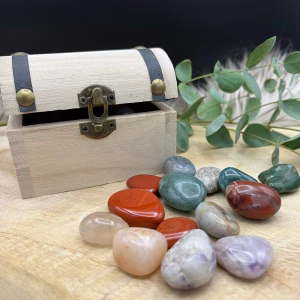 Houten schatkistje gevuld met een kleurrijke mix van edelstenen, perfect als cadeau of decoratie, Houten schatkistje - voor het bewaren van jouw mooiste edelstenen