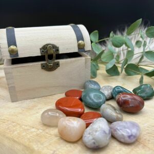Houten schatkistje gevuld met een kleurrijke mix van edelstenen, perfect als cadeau of decoratie, Houten schatkistje - voor het bewaren van jouw mooiste edelstenen