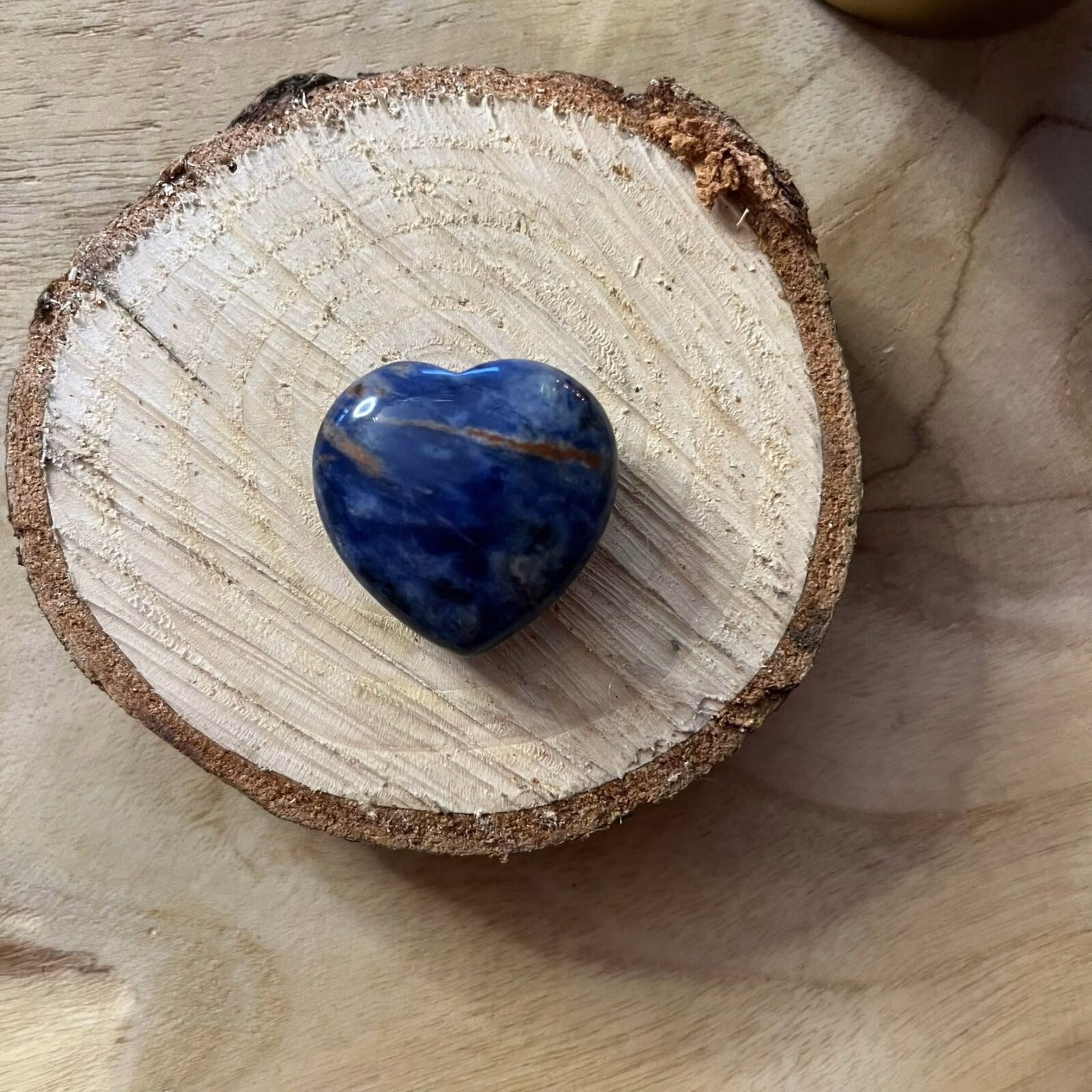 Sodaliet hart van 3 cm, met diepe blauwe tinten en witte aderen, ideaal voor geestelijke helderheid, Helende Sodaliet hartsteen van 3 cm, perfect voor innerlijke rust en open communicatie, Sodaliet hart van 3 cm, bevorderend voor communicatie en mentale helderheid