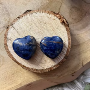 Sodaliet hart van 3 cm, met diepe blauwe tinten en witte aderen, ideaal voor geestelijke helderheid, Helende Sodaliet hartsteen van 3 cm, perfect voor innerlijke rust en open communicatie, Sodaliet hart van 3 cm, bevorderend voor communicatie en mentale helderheid